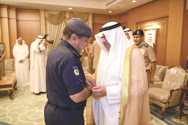 الشيخ خالد الجراح مصافحا اللواء شكري النجار ﻿