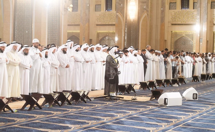 القارئ مشاري العفاسي يؤم المصلين خلال الركعات الأربع الاولى من صلاة القيام بالمسجد الكبير 	(محمد هاشم)﻿