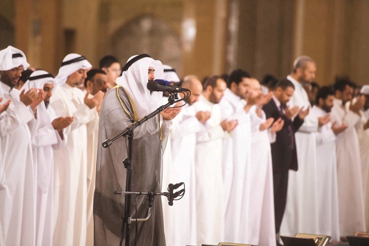 القارئ فهد الكندري خلال الدعاء﻿