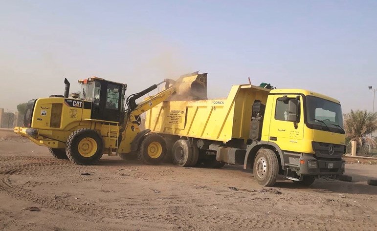 جانب من رفع المخلفات خلال جولة البلدية في الجهراء﻿
