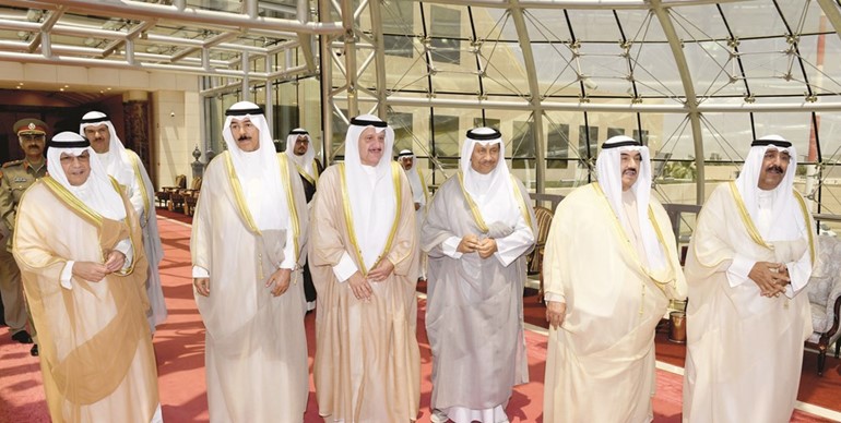 الشيخ مشعل الأحمد وسمو الشيخ ناصر المحمد وسمو الشيخ جابر المبارك وعيسى الكندري والشيخ محمد الخالد والشيخ خالد الجراح﻿