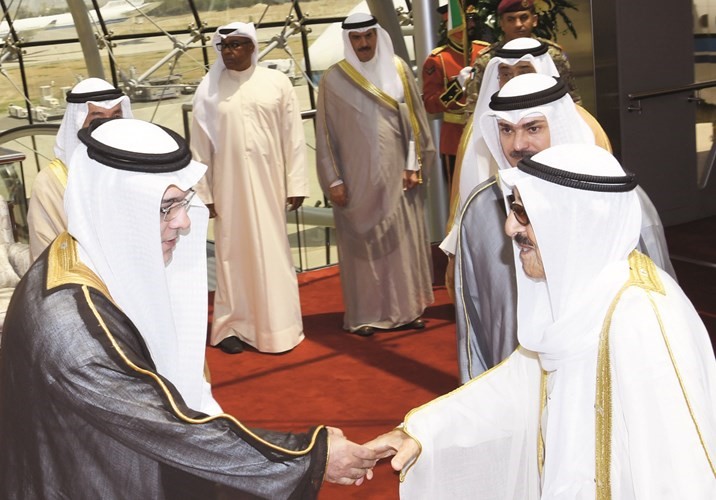 صاحب السمو الأمير الشيخ صباح الأحمد مصافحا أحد مودعيه﻿