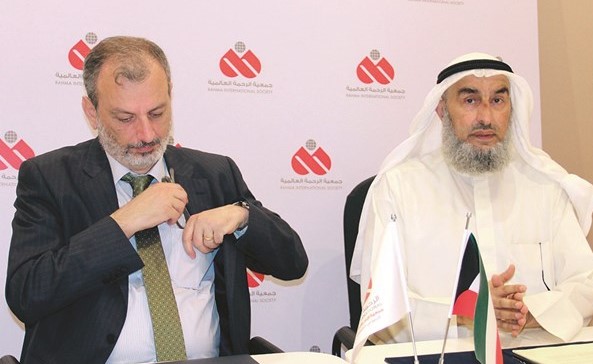 العقيلي وحدادين أثناء التوقيع على الاتفاقية﻿