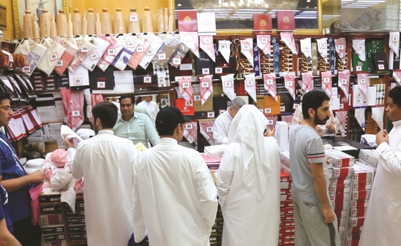بالفيديو.. «دشداشة العيد».. بهجة للكبار والصغار