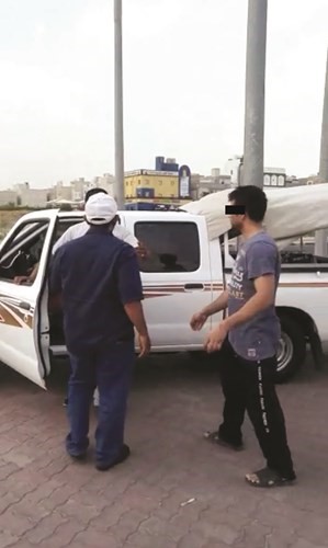 مارة يعاتبون المعتدي بعد الواقعة﻿