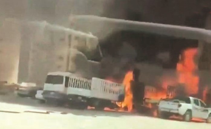 حريق السالمية وقد خلف سحبا دخانية كثيفة﻿