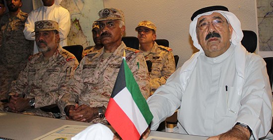 الشيخ ناصر مستمعا لإيجاز عن المهام الموكلة لهم في تأمين المجال الجوي 
