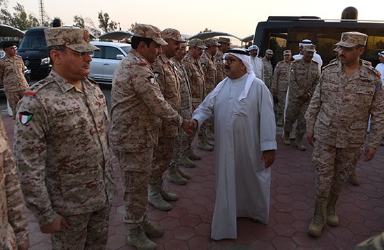 الشيخ ناصر صباح الأحمد لدى وصوله إلى مركز عمليات القوة الجوية 