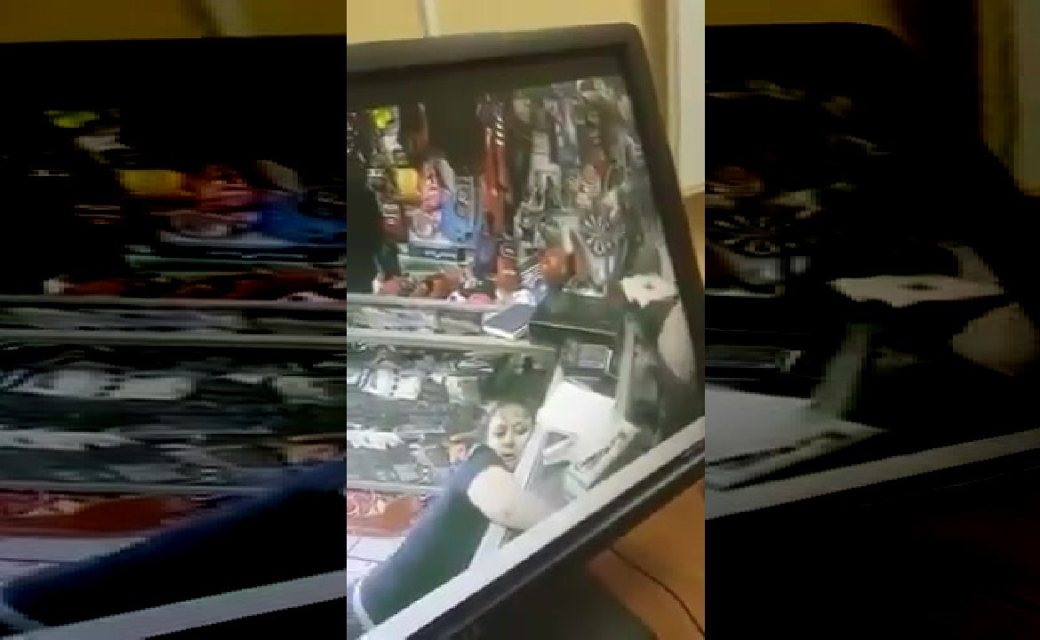 بالفيديو.. لص يعتدي على عاملة بمضرب بيسبول لسرقتها