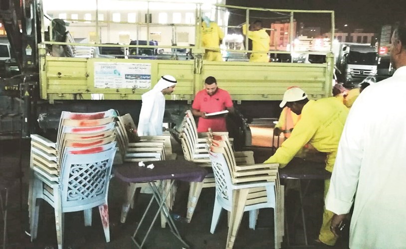 رفع الكراسي والطاولات المخالفة ﻿