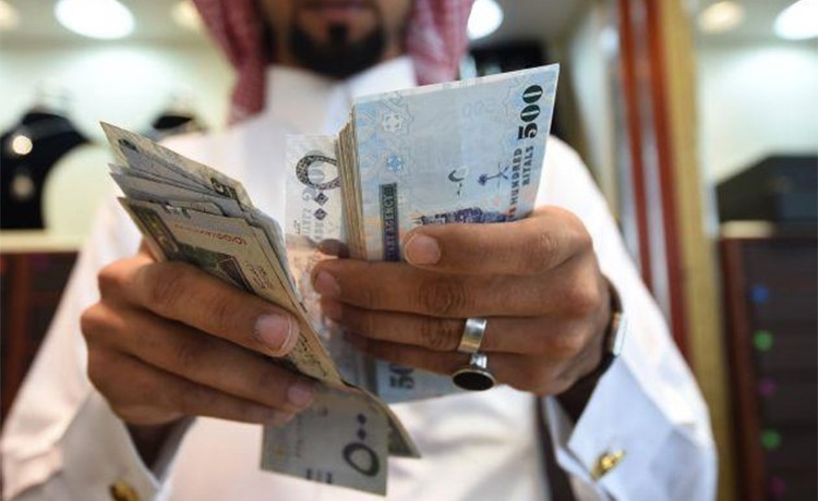 مواطن سعودي يُعيد أكثر من 100 ألف ريال إلى رجل أعمال بحائل.. وتصرّف غريب من صاحب المبلغ