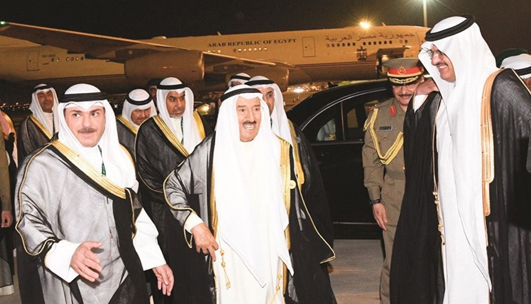 صاحب السمو الأمير الشيخ صباح الأحمد مغادرا السعودية وفي وداعه سمو الأمير سلطان بن سعد﻿
