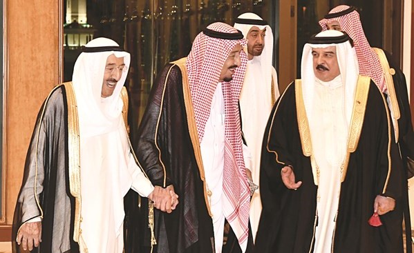 صاحب السمو الأمير الشيخ صباح الأحمد والملك سلمان بن عبدالعزيز والملك حمد بن عيسى﻿