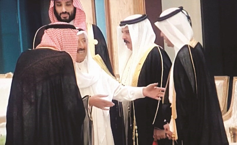 صاحب السمو يرعى مصافحة خادم الحرمين ورئيس وزراء قطر ﻿