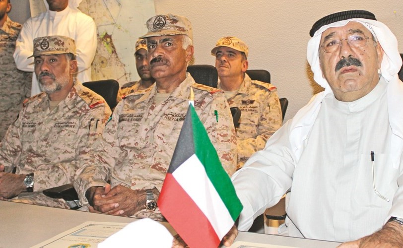 الشيخ ناصر صباح الأحمد والفريق الركن محمد الخضر والفريق الركن عبدالله النواف﻿