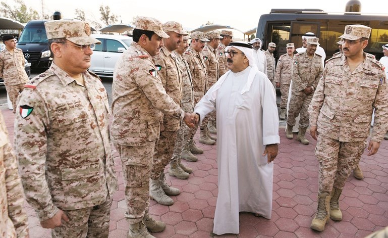 الشيخ ناصر صباح الأحمد مصافحا مستقبليه لدى وصوله ﻿
