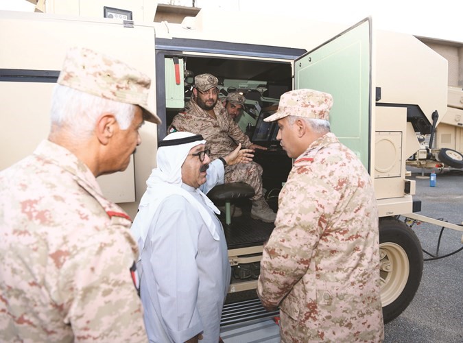 الشيخ ناصر صباح الأحمد يستمع إلى شرح حول سلاح الدفاع الجوي ﻿