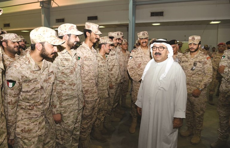 حديث باسم بين الشيخ ناصر صباح الأحمد وعدد من منتسبي سلاح الدفاع الجوي ﻿