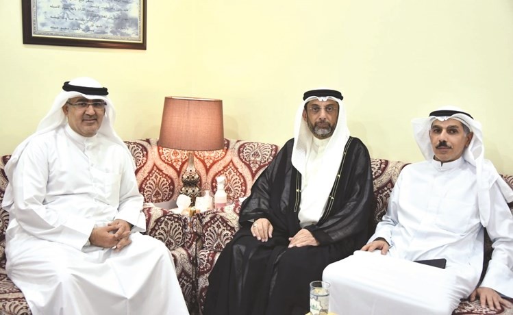 محسن الخليفي وطارق البغلي يقدمان التهاني﻿