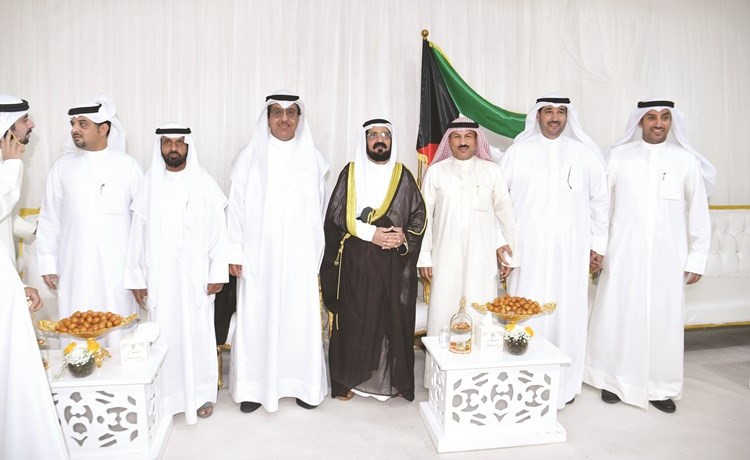 مبارك الخرينج مع بعض الحضور يهنئون﻿