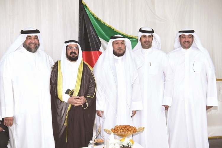 عيد هذال يقدم التهاني﻿