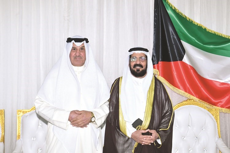 عوض المسيلم مع أحد الحضور﻿