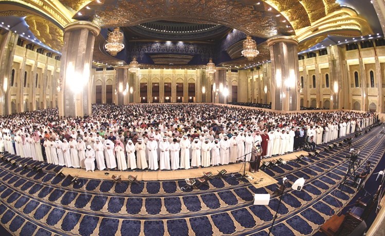 القارئ مشاري العفاسي يؤم جموع المصلين خلال ليلة 27 في المسجد الكبير (أحمد علي) ﻿