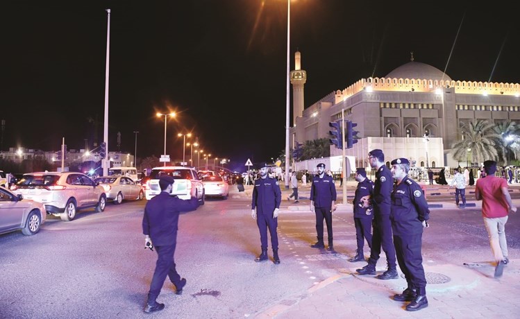 جهود مضنية من رجال وزارة الداخلية لتأمين وسلامة المصلين ﻿