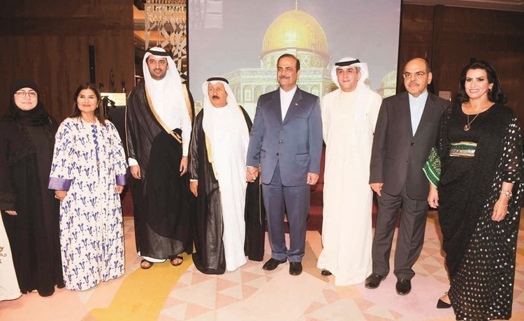 السفير القطري بندر بن عطية وجواد بوخمسين وعباس تقي وفاطمة العازمي ونبيلة العنجري يهنئون ﻿