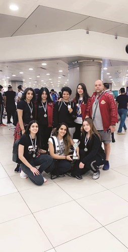 فريق كرة القدم في الجامعة الأمريكية بالكويت الحائز الميدالية الفضية ﻿