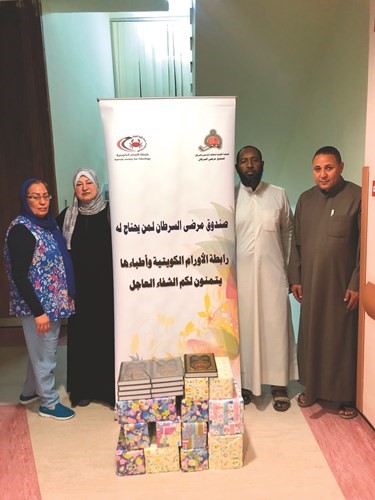 متطوعو صندوق مرضى السرطان خلال زيارتهم لمركز مكي جمعة﻿