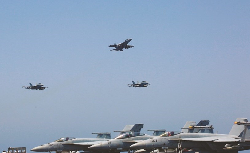 مقاتلات اميركية خلال احتفال تغيير القيادة من على متن حاملة الطائرات ابراهام لنكولن في بحر العرب 30 مايو الماضي -(رويترز) ﻿
