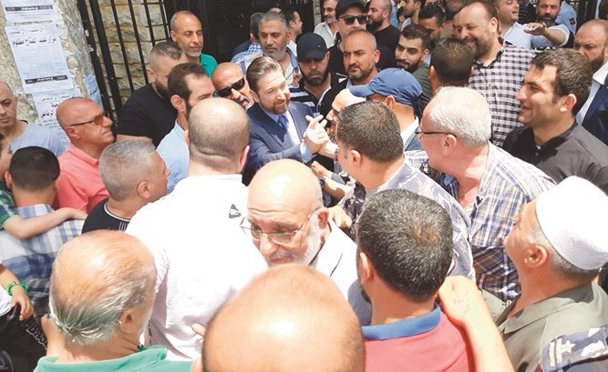 رئيس تيار الكرامة النائب فيصل كرامي يضع أكاليل على ضريح الشهيد الرئيس رشيد كرامي﻿
