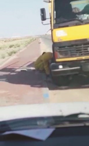 بالفيديو.. ضبط وافدين يسرقون اغطية مناهيل الصرف