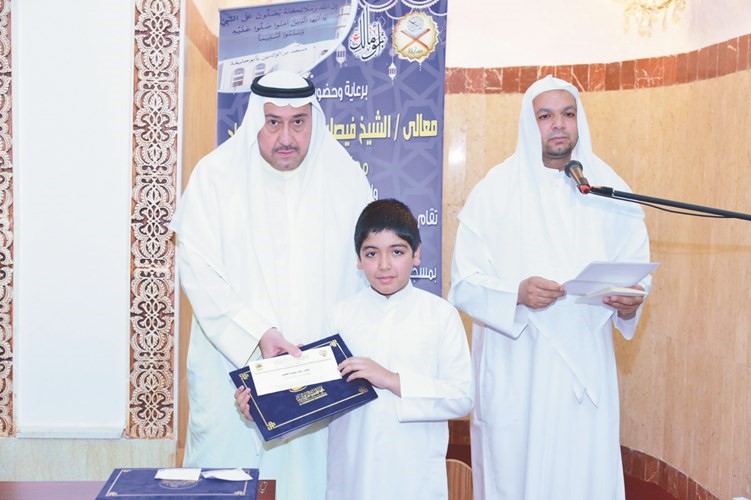 الشيخ فيصل الحمود مكرما أحد الحافظين ﻿