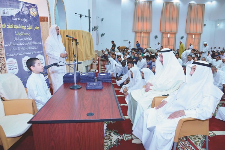 الشيخ فيصل الحمود يتابع تلاوة أحد المشاركين﻿
