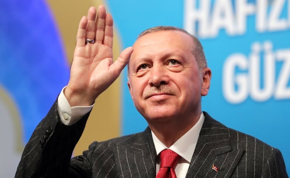 بالفيديو.. أردوغان يقرأ القرآن والدعاء بعد صلاة التراويح