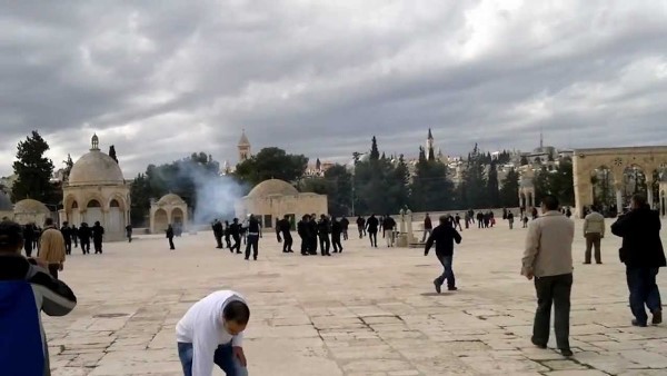 مواجهات عنيفة بين المعتكفين في المسجد الأقصى والشرطة الإسرائيلية