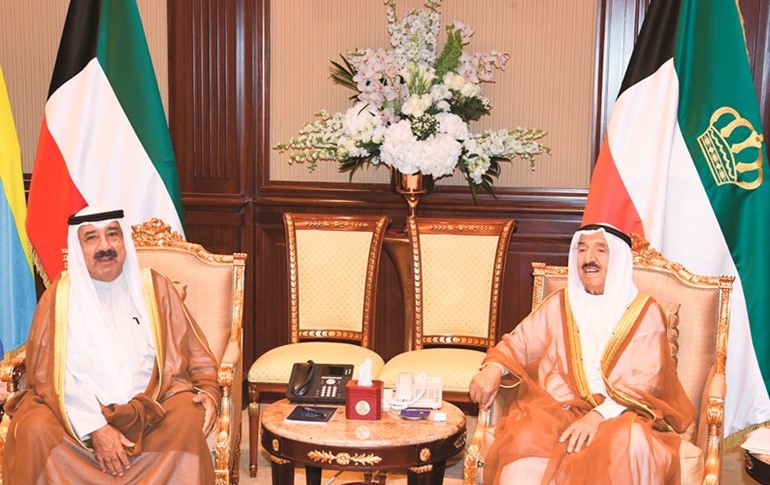 صاحب السمو الأمير الشيخ صباح الأحمد خلال استقباله النائب الأول لرئيس مجلس الوزراء ووزير الدفاع الشيخ ناصر صباح الأحمد﻿