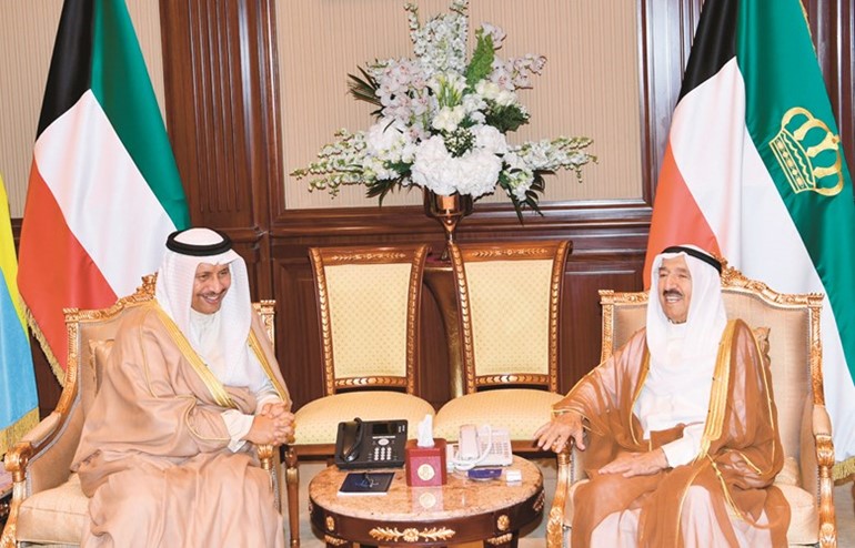 صاحب السمو الأمير الشيخ صباح الأحمد مستقبلا سمو رئيس مجلس الوزراء الشيخ جابر المبارك ﻿
