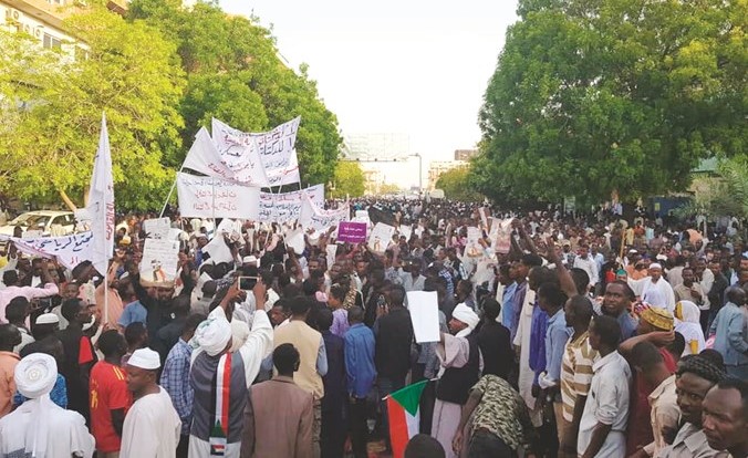 جانب من إحدى المظاهرات للمطالبة بحكومة مدنية	 (انترنت)﻿