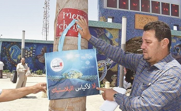 «البحر الأحمر» تحظر استخدام الأكياس  البلاستيكية لحماية الحياة البرية والبحرية