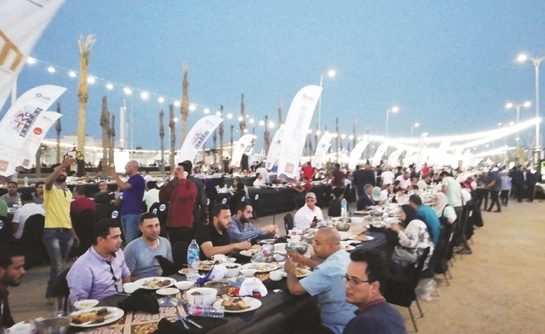 جانب من أكبر مائدة إفطار جماعي في العاصمة الإدارية تحت عنوان مصر بتفطر في العاصمة﻿