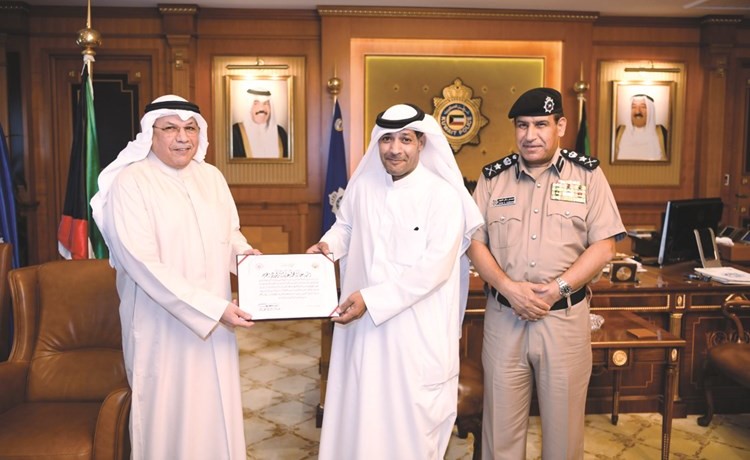 الشيخ خالد الجراحمكرما المواطن خالد الرشيدي بحضور الفريق عصام النهام﻿