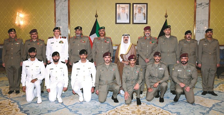 الشيخ ناصر صباح الأحمد والفريق الركن محمد الخضر والفريق الركن الشيخ عبدالله النواف واللواء الركن خالد الصالح مع الضباط المرقين﻿