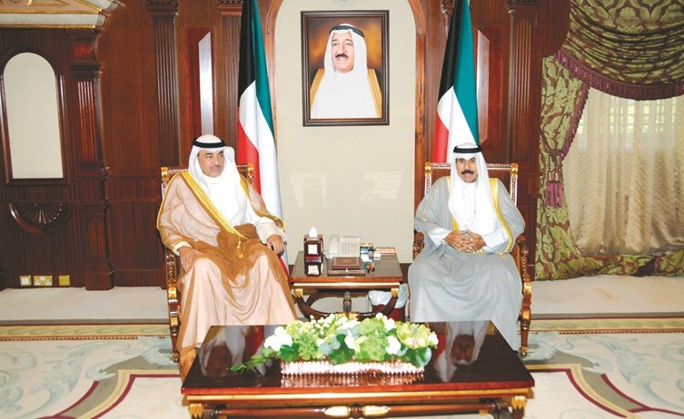 سمو ولي العهد الشيخ نواف الأحمد مستقبلا الشيخ صباح الخالد﻿