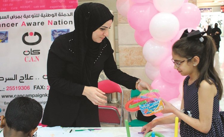 احدى الأطفال المشاركات في جناح حملة (كان)﻿