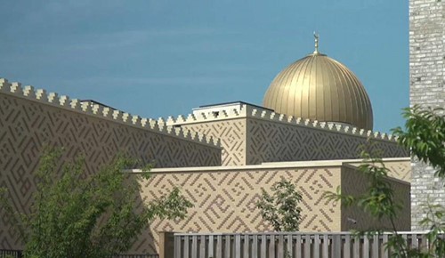 بالفيديو.. أول مسجد في أوروبا بمقاييس تحترم البيئة يفتح أبوابه في مدينة كامبريدج البريطانية