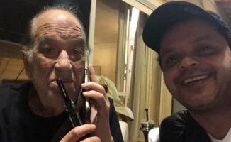 ردا على شائعة وفاته.. حسن حسنى يشرب "شيشة" بصحبة هنيدى