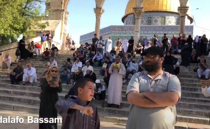 بالفيديو.. طفل يبكي بحرقة وهو يقود التكبيرات ضد اقتحام الأقصى